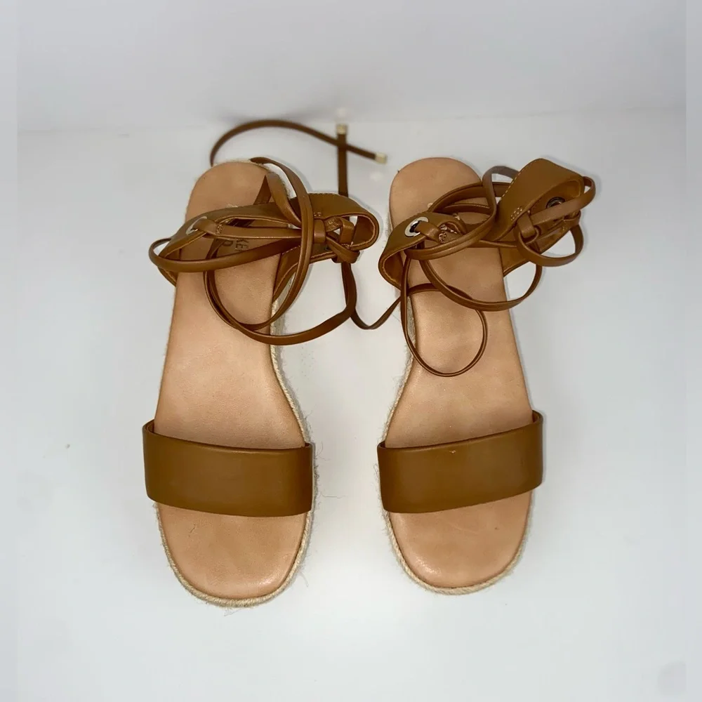 Platform Sandals Tan Leather Size 7.5 Gold accents 3 inches Bleecker & Bond